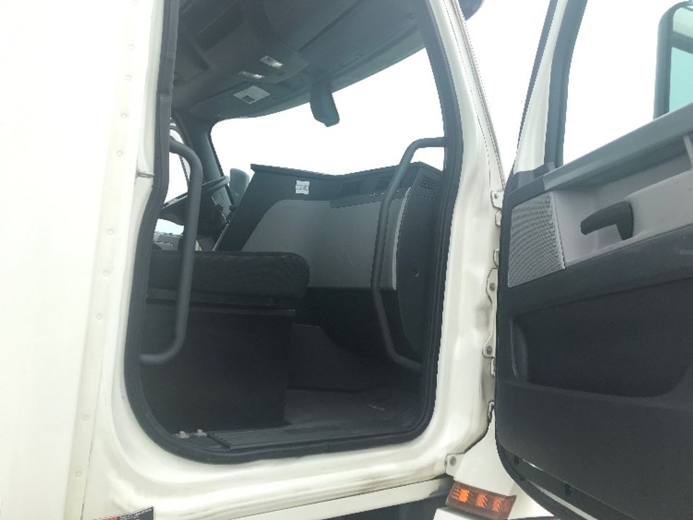 Day Cab Tractor-Heavy Duty Tractors-Freightliner-2019-T12664ST-Evansville-IN-391,465\n\t\tmiles-$ 43,500 - Image 12