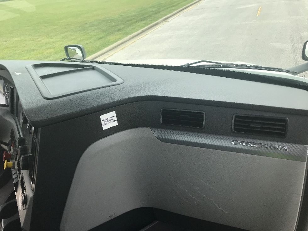 Day Cab Tractor-Heavy Duty Tractors-Freightliner-2019-T12664ST-Evansville-IN-391,465\n\t\tmiles-$ 43,500 - Image 13