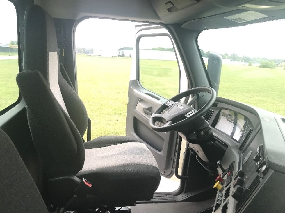 Day Cab Tractor-Heavy Duty Tractors-Freightliner-2019-T12664ST-Evansville-IN-391,465\n\t\tmiles-$ 43,500 - Image 14