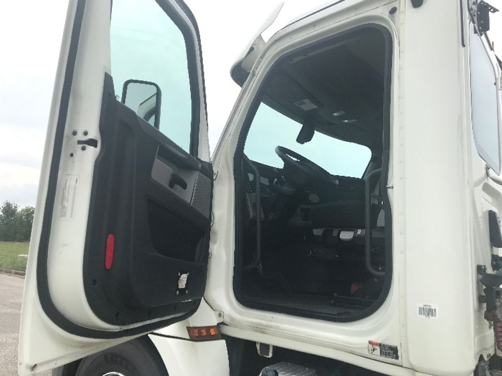 Day Cab Tractor-Heavy Duty Tractors-Freightliner-2019-T12664ST-Evansville-IN-391,465\n\t\tmiles-$ 43,500 - Image 9