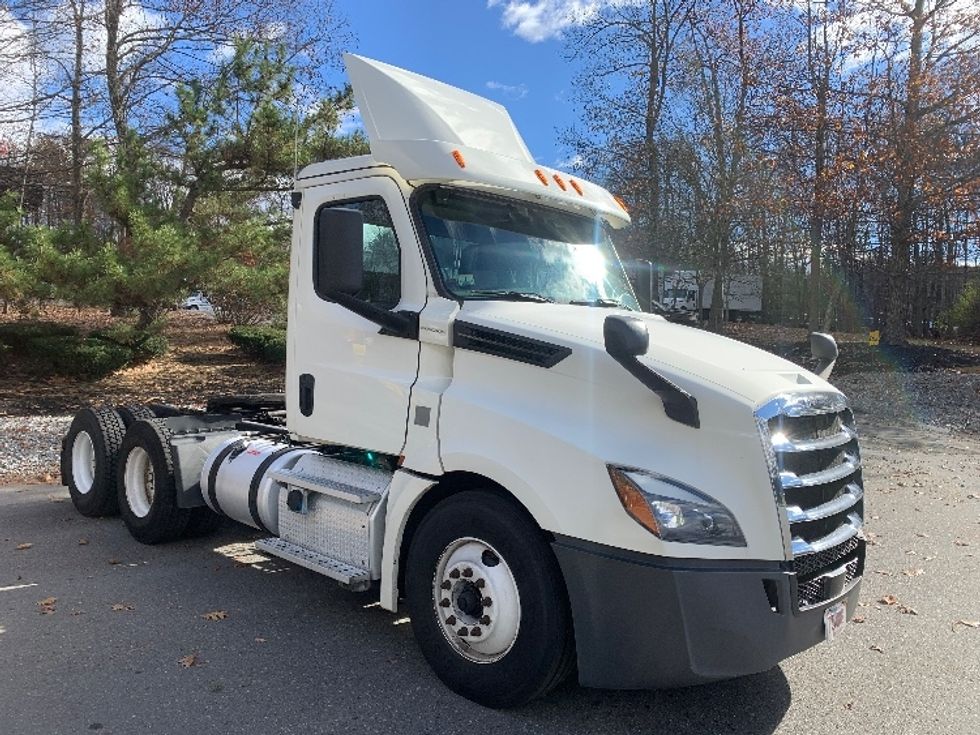 Day Cab Tractor-Heavy Duty Tractors-Freightliner-2019-T12664ST-Fitchburg-MA-323,357\n\t\tmiles-$ 53,500 - Image 1