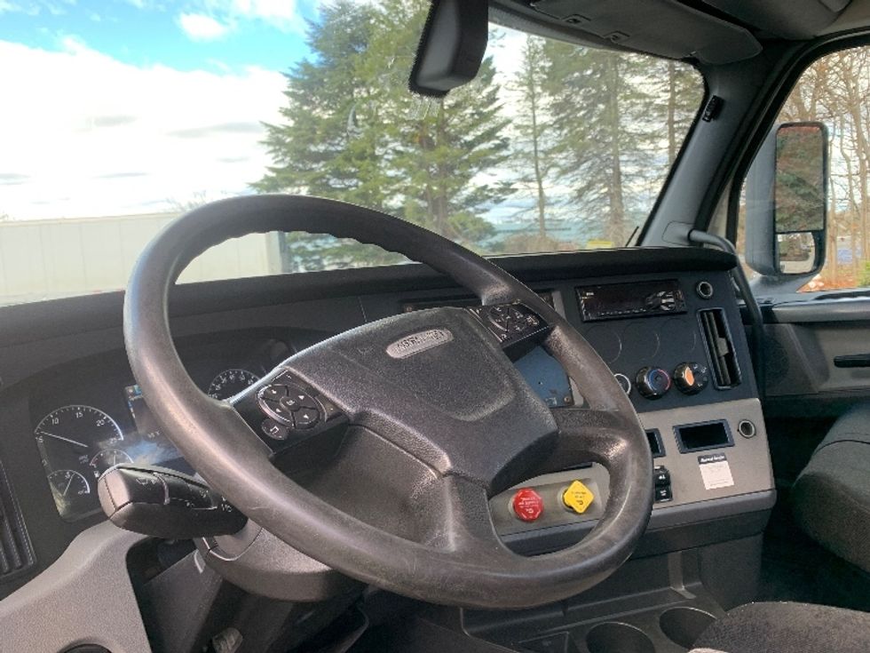 Day Cab Tractor-Heavy Duty Tractors-Freightliner-2019-T12664ST-Fitchburg-MA-323,357\n\t\tmiles-$ 53,500 - Image 10