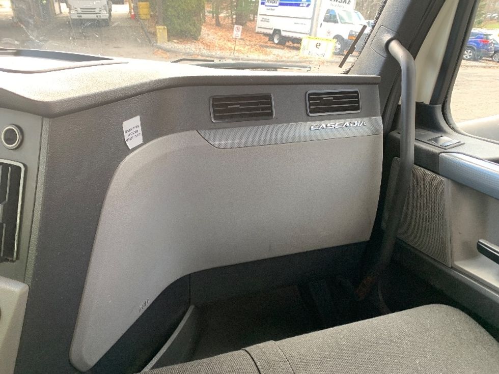 Day Cab Tractor-Heavy Duty Tractors-Freightliner-2019-T12664ST-Fitchburg-MA-323,357\n\t\tmiles-$ 53,500 - Image 13