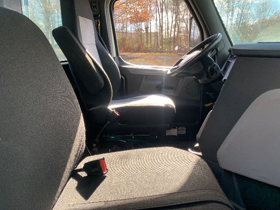 Day Cab Tractor-Heavy Duty Tractors-Freightliner-2019-T12664ST-Fitchburg-MA-323,357\n\t\tmiles-$ 53,500 - Image 14