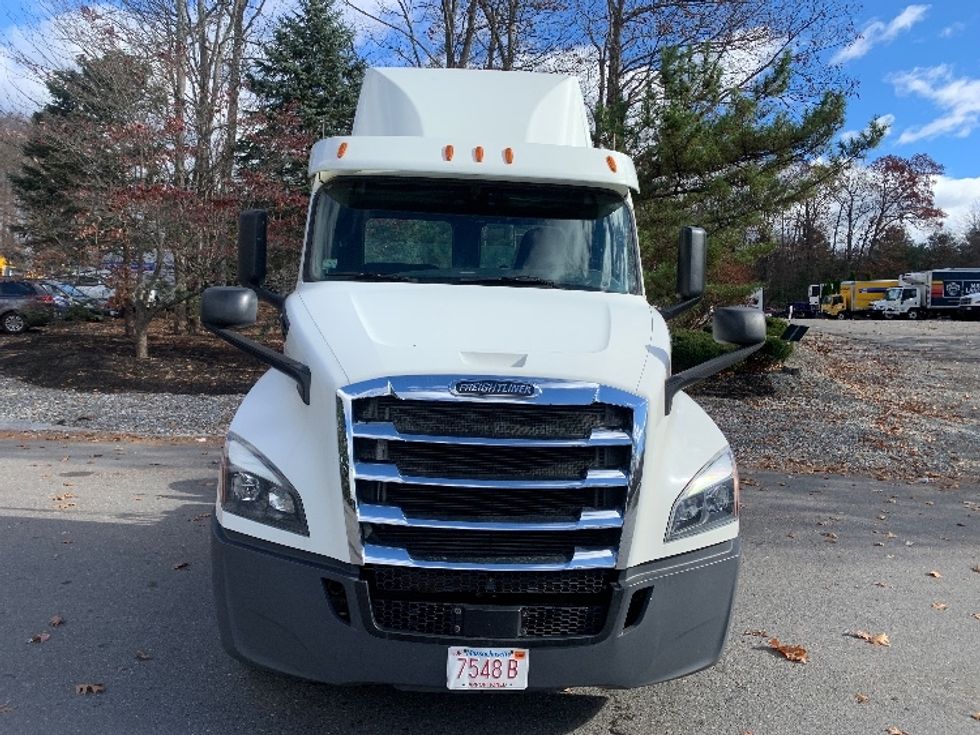 Day Cab Tractor-Heavy Duty Tractors-Freightliner-2019-T12664ST-Fitchburg-MA-323,357\n\t\tmiles-$ 53,500 - Image 2