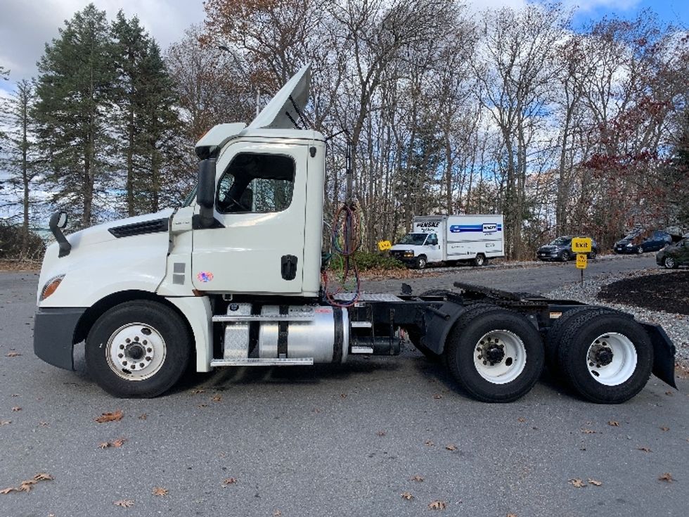 Day Cab Tractor-Heavy Duty Tractors-Freightliner-2019-T12664ST-Fitchburg-MA-323,357\n\t\tmiles-$ 53,500 - Image 4