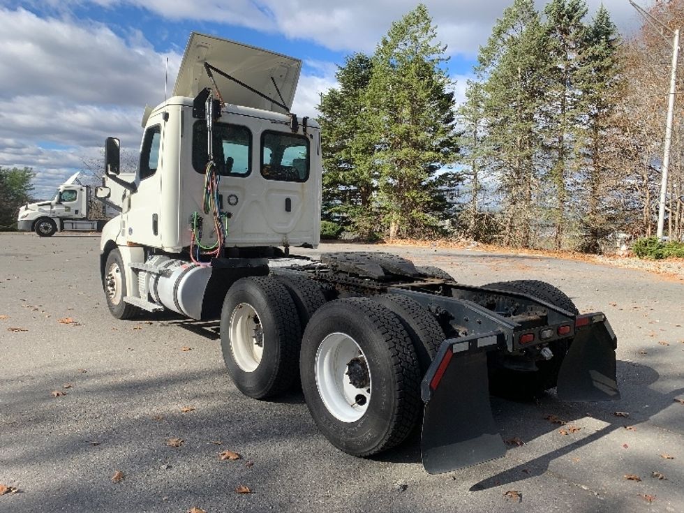 Day Cab Tractor-Heavy Duty Tractors-Freightliner-2019-T12664ST-Fitchburg-MA-323,357\n\t\tmiles-$ 53,500 - Image 5