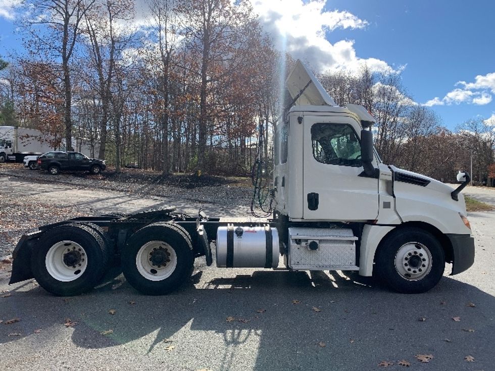 Day Cab Tractor-Heavy Duty Tractors-Freightliner-2019-T12664ST-Fitchburg-MA-323,357\n\t\tmiles-$ 53,500 - Image 8