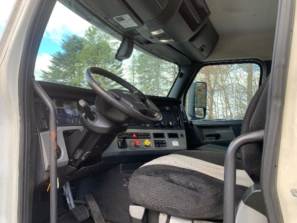 Day Cab Tractor-Heavy Duty Tractors-Freightliner-2019-T12664ST-Fitchburg-MA-323,357\n\t\tmiles-$ 53,500 - Image 9