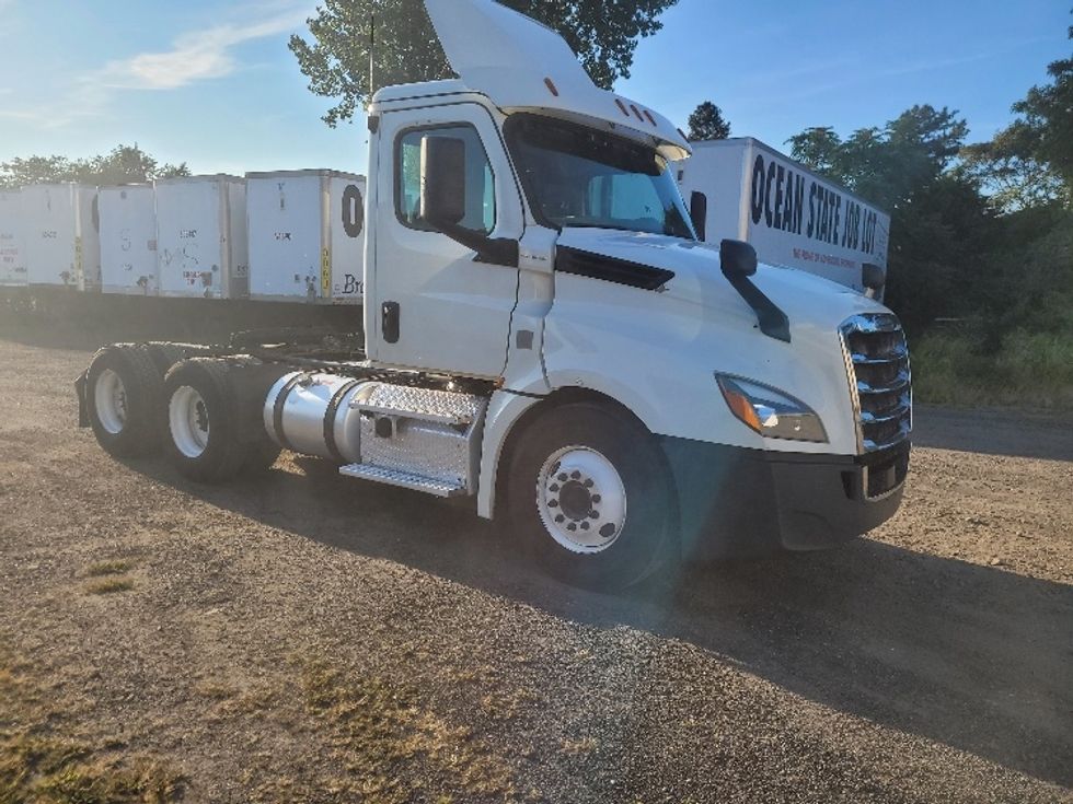 Day Cab Tractor-Heavy Duty Tractors-Freightliner-2019-T12664ST-Fitchburg-MA-410,429\n\t\tmiles-$ 49,750 - Image 1