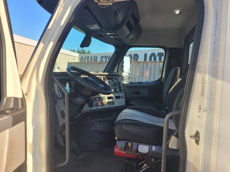 Day Cab Tractor-Heavy Duty Tractors-Freightliner-2019-T12664ST-Fitchburg-MA-410,429\n\t\tmiles-$ 49,750 - Image 10