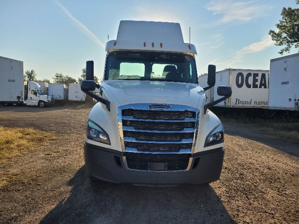 Day Cab Tractor-Heavy Duty Tractors-Freightliner-2019-T12664ST-Fitchburg-MA-410,429\n\t\tmiles-$ 49,750 - Image 2
