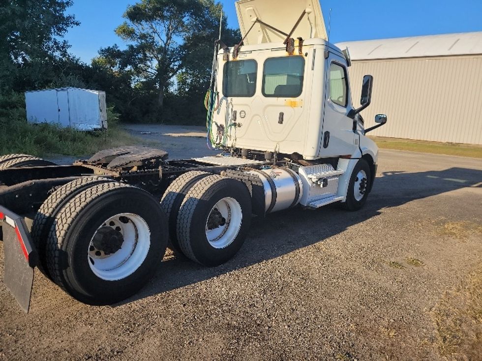 Day Cab Tractor-Heavy Duty Tractors-Freightliner-2019-T12664ST-Fitchburg-MA-410,429\n\t\tmiles-$ 49,750 - Image 7