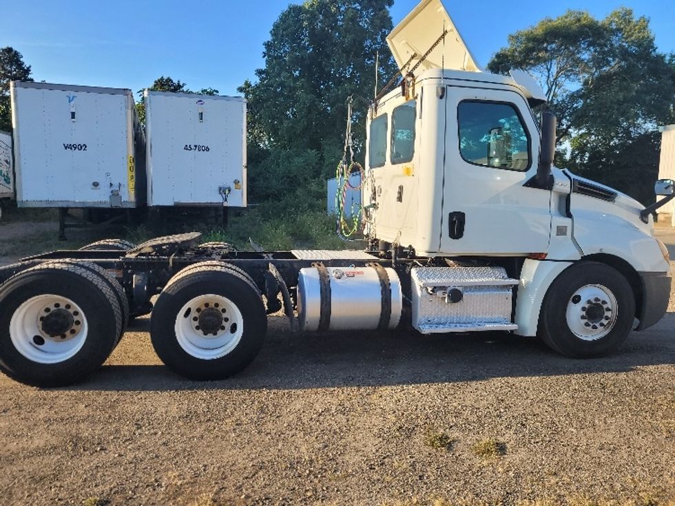 Day Cab Tractor-Heavy Duty Tractors-Freightliner-2019-T12664ST-Fitchburg-MA-410,429\n\t\tmiles-$ 49,750 - Image 8