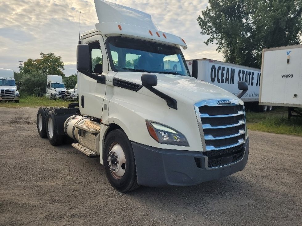 Day Cab Tractor-Heavy Duty Tractors-Freightliner-2019-T12664ST-Fitchburg-MA-429,809\n\t\tmiles-$ 48,500 - Image 1