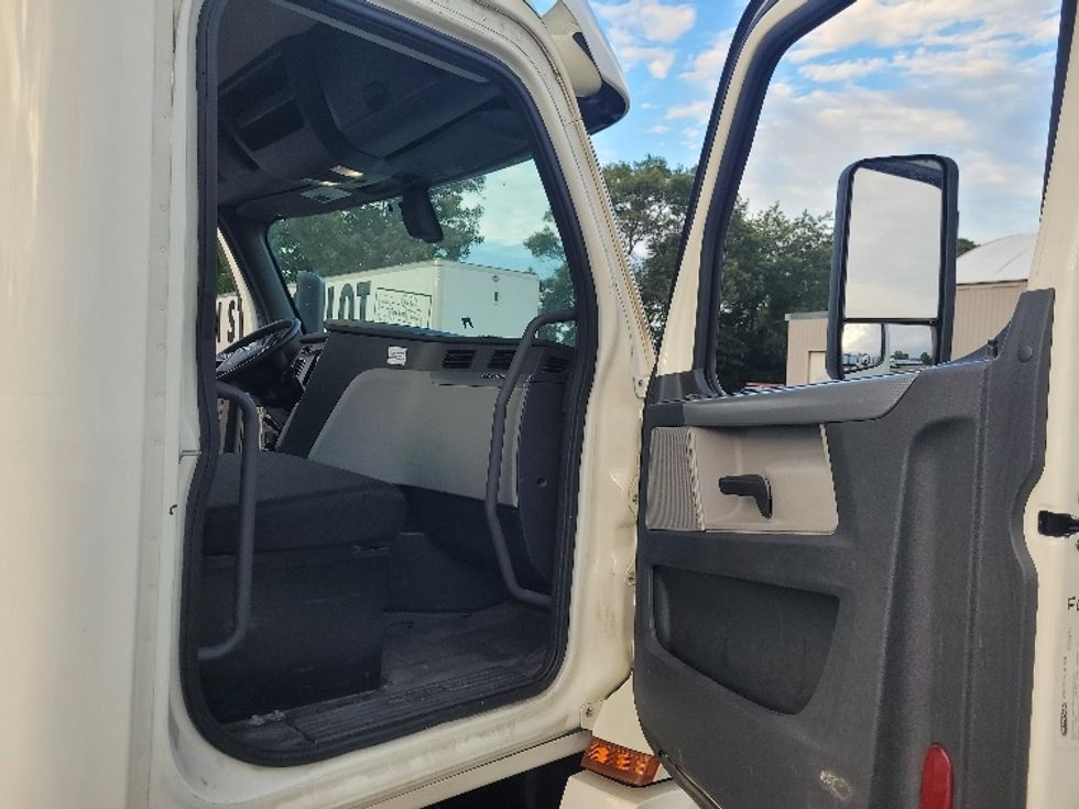 Day Cab Tractor-Heavy Duty Tractors-Freightliner-2019-T12664ST-Fitchburg-MA-429,809\n\t\tmiles-$ 48,500 - Image 11