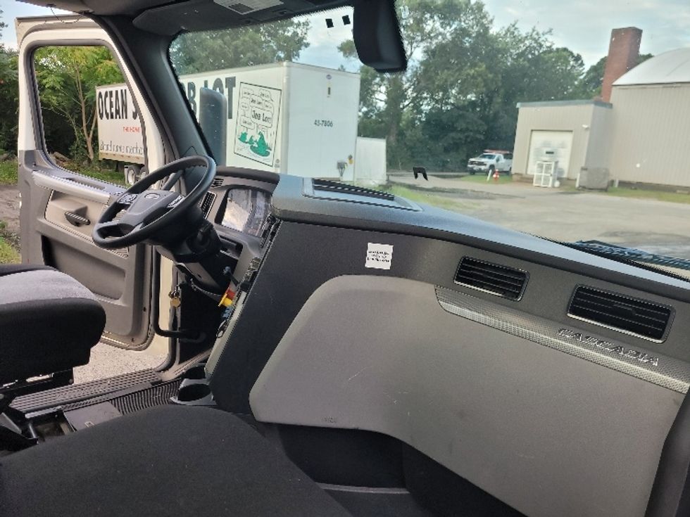 Day Cab Tractor-Heavy Duty Tractors-Freightliner-2019-T12664ST-Fitchburg-MA-429,809\n\t\tmiles-$ 48,500 - Image 12