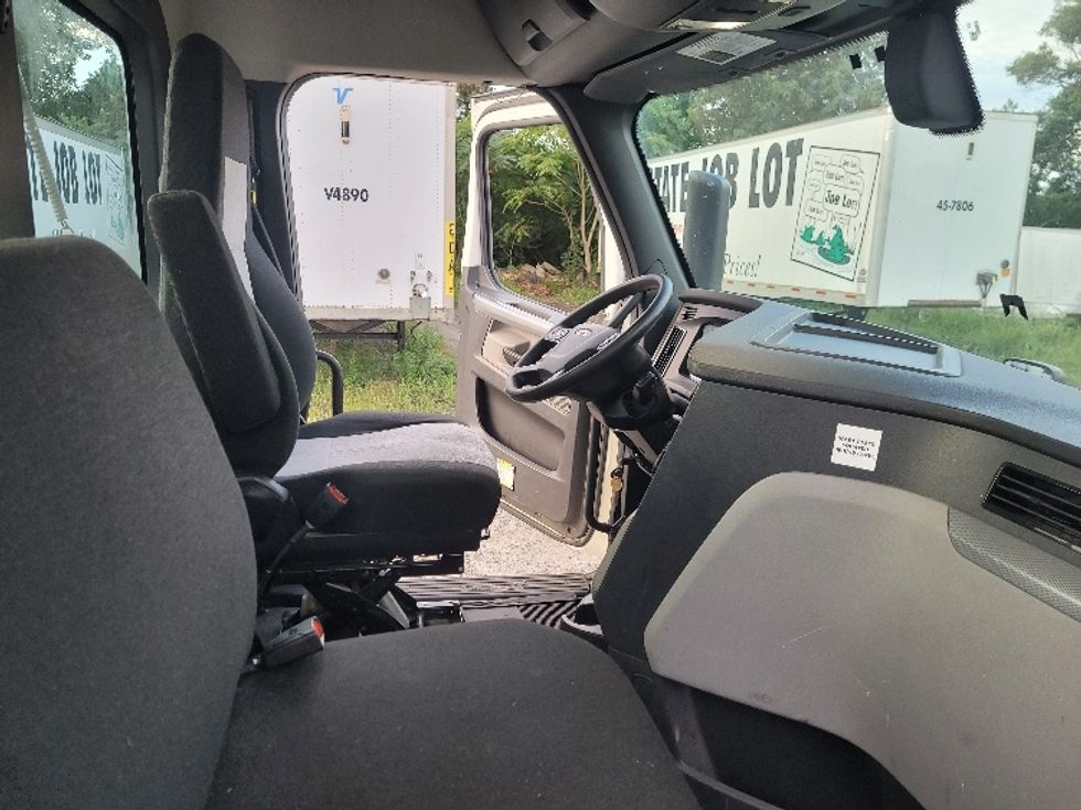 Day Cab Tractor-Heavy Duty Tractors-Freightliner-2019-T12664ST-Fitchburg-MA-429,809\n\t\tmiles-$ 48,500 - Image 13