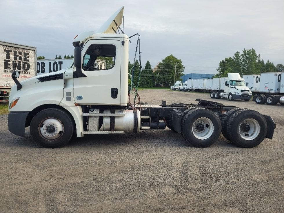 Day Cab Tractor-Heavy Duty Tractors-Freightliner-2019-T12664ST-Fitchburg-MA-429,809\n\t\tmiles-$ 48,500 - Image 4