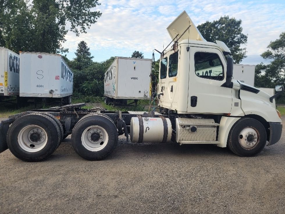 Day Cab Tractor-Heavy Duty Tractors-Freightliner-2019-T12664ST-Fitchburg-MA-429,809\n\t\tmiles-$ 48,500 - Image 8