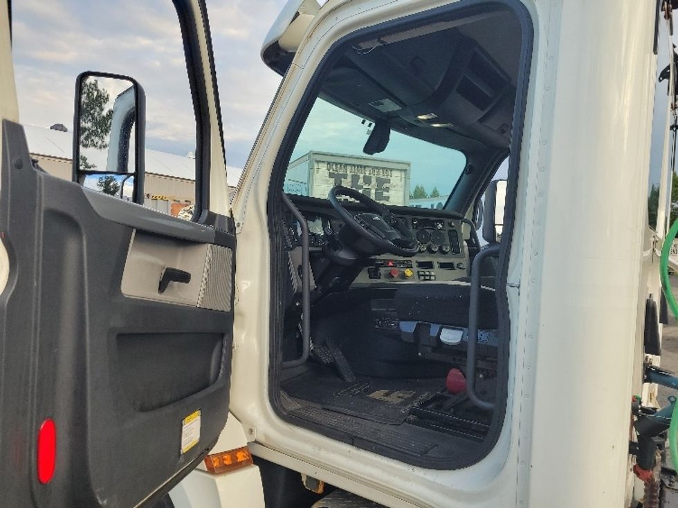 Day Cab Tractor-Heavy Duty Tractors-Freightliner-2019-T12664ST-Fitchburg-MA-429,809\n\t\tmiles-$ 48,500 - Image 9