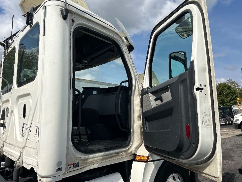 Day Cab Tractor-Heavy Duty Tractors-Freightliner-2019-T12664ST-Fitchburg-MA-432,573\n\t\tmiles-$ 49,750 - Image 12