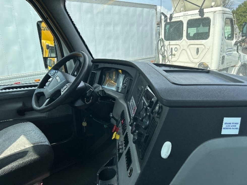 Day Cab Tractor-Heavy Duty Tractors-Freightliner-2019-T12664ST-Fitchburg-MA-432,573\n\t\tmiles-$ 49,750 - Image 13
