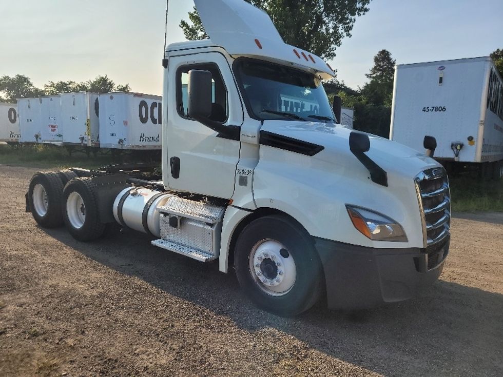 Day Cab Tractor-Heavy Duty Tractors-Freightliner-2019-T12664ST-Fitchburg-MA-434,521\n\t\tmiles-$ 48,000 - Image 1