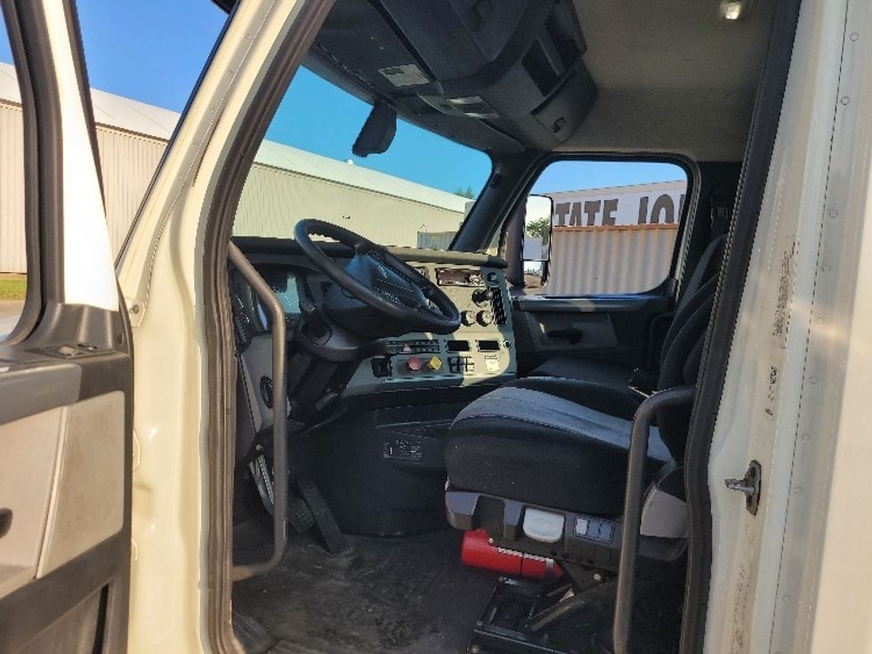 Day Cab Tractor-Heavy Duty Tractors-Freightliner-2019-T12664ST-Fitchburg-MA-434,521\n\t\tmiles-$ 48,000 - Image 10