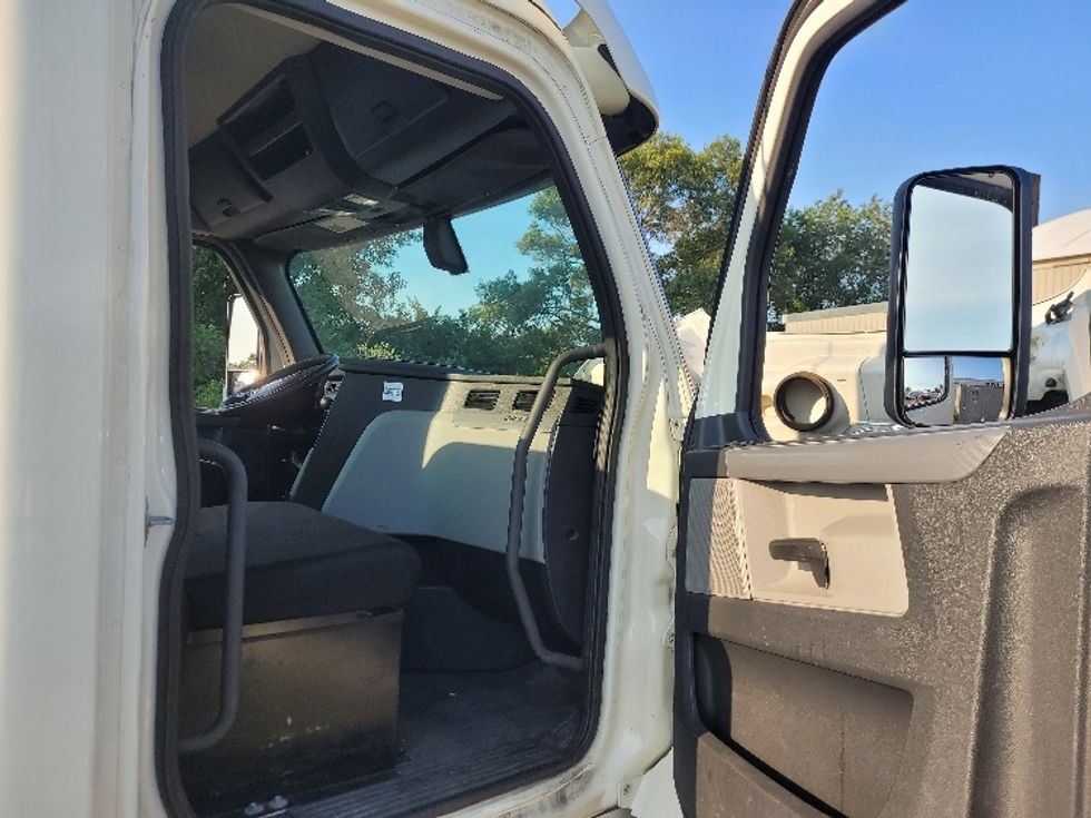 Day Cab Tractor-Heavy Duty Tractors-Freightliner-2019-T12664ST-Fitchburg-MA-434,521\n\t\tmiles-$ 48,000 - Image 12