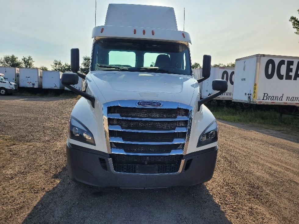 Day Cab Tractor-Heavy Duty Tractors-Freightliner-2019-T12664ST-Fitchburg-MA-434,521\n\t\tmiles-$ 48,000 - Image 2
