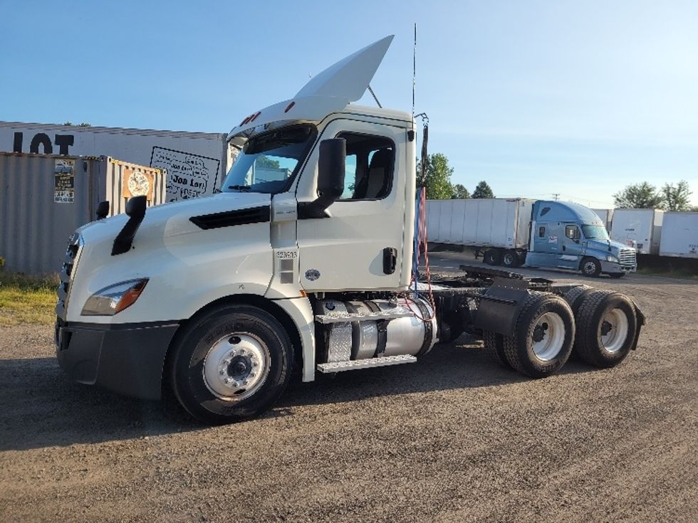 Day Cab Tractor-Heavy Duty Tractors-Freightliner-2019-T12664ST-Fitchburg-MA-434,521\n\t\tmiles-$ 48,000 - Image 3