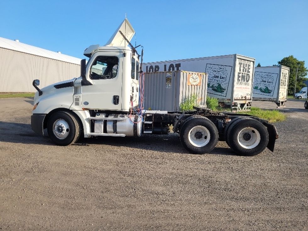 Day Cab Tractor-Heavy Duty Tractors-Freightliner-2019-T12664ST-Fitchburg-MA-434,521\n\t\tmiles-$ 48,000 - Image 4