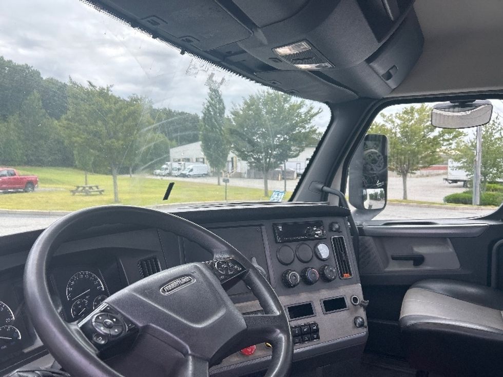 Day Cab Tractor-Heavy Duty Tractors-Freightliner-2019-T12664ST-Fitchburg-MA-435,640\n\t\tmiles-$ 40,750 - Image 10