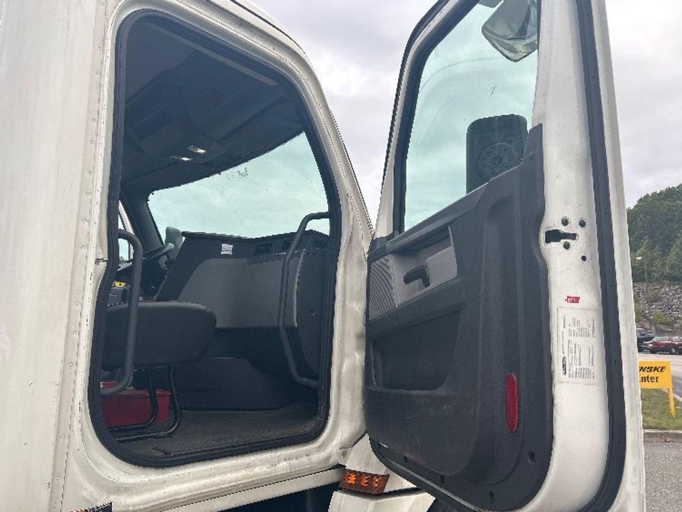 Day Cab Tractor-Heavy Duty Tractors-Freightliner-2019-T12664ST-Fitchburg-MA-435,640\n\t\tmiles-$ 40,750 - Image 12