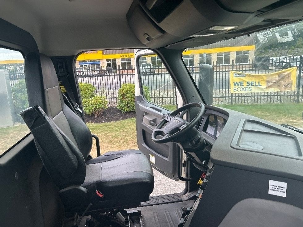 Day Cab Tractor-Heavy Duty Tractors-Freightliner-2019-T12664ST-Fitchburg-MA-435,640\n\t\tmiles-$ 40,750 - Image 14