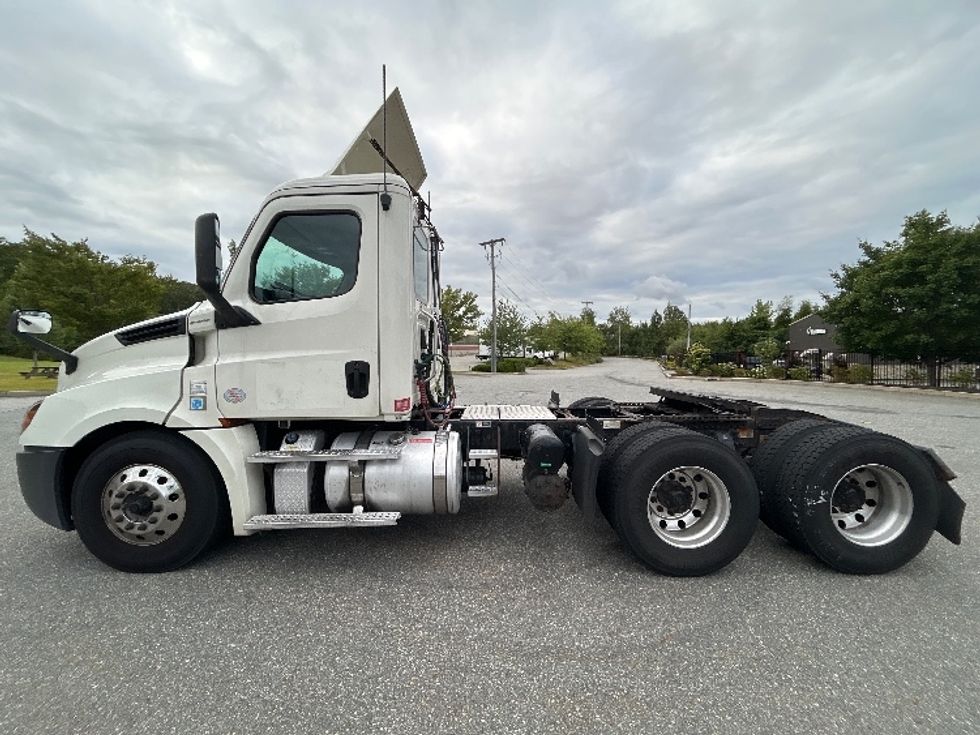 Day Cab Tractor-Heavy Duty Tractors-Freightliner-2019-T12664ST-Fitchburg-MA-435,640\n\t\tmiles-$ 40,750 - Image 4