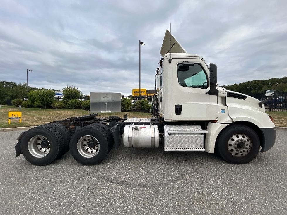 Day Cab Tractor-Heavy Duty Tractors-Freightliner-2019-T12664ST-Fitchburg-MA-435,640\n\t\tmiles-$ 40,750 - Image 8