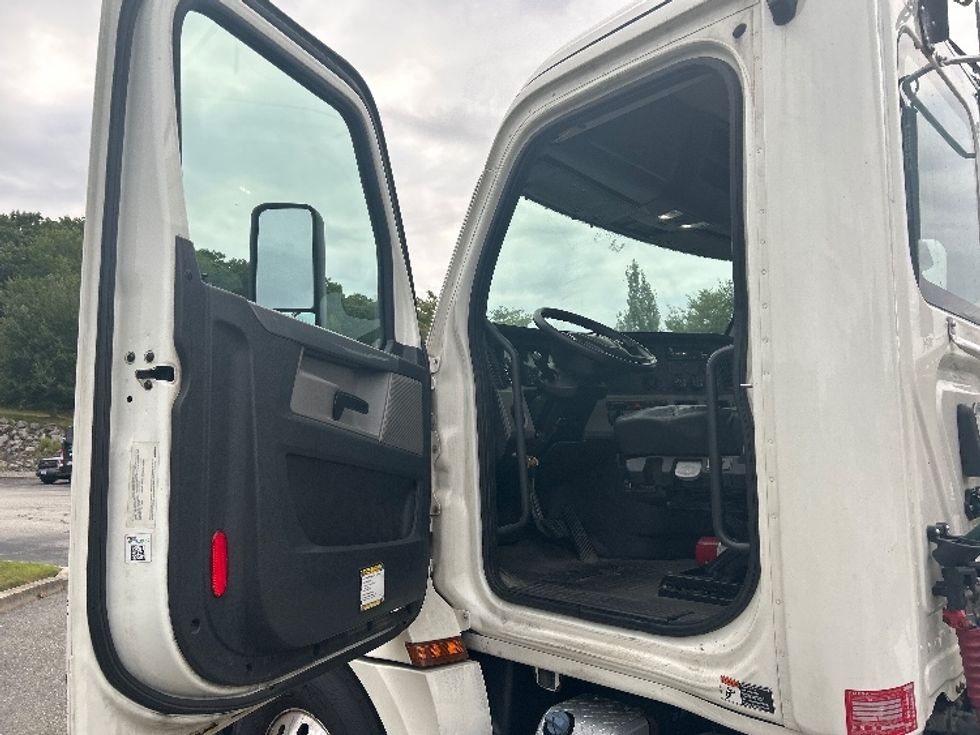 Day Cab Tractor-Heavy Duty Tractors-Freightliner-2019-T12664ST-Fitchburg-MA-435,640\n\t\tmiles-$ 40,750 - Image 9