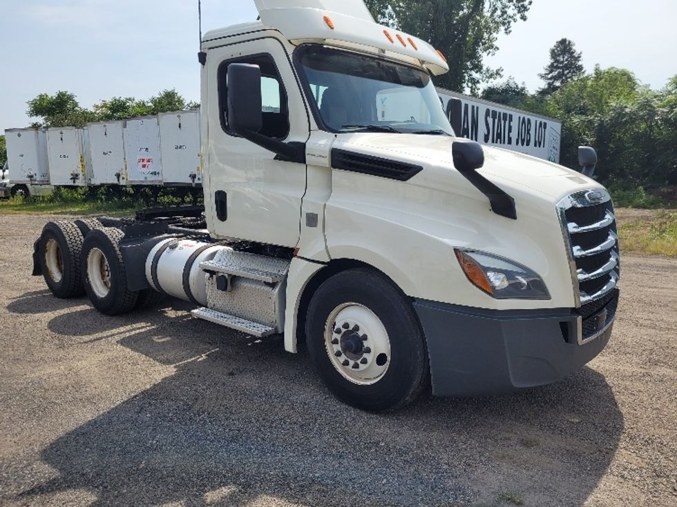 Day Cab Tractor-Heavy Duty Tractors-Freightliner-2019-T12664ST-Fitchburg-MA-440,788\n\t\tmiles-$ 47,500 - Image 1