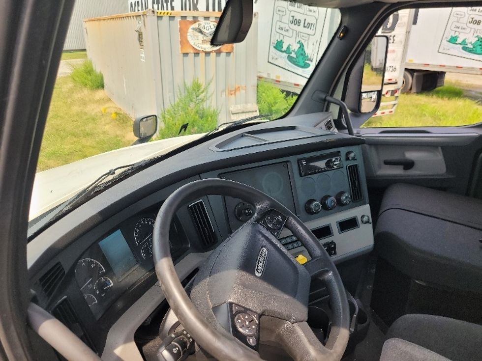 Day Cab Tractor-Heavy Duty Tractors-Freightliner-2019-T12664ST-Fitchburg-MA-440,788\n\t\tmiles-$ 47,500 - Image 10