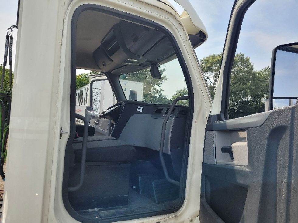 Day Cab Tractor-Heavy Duty Tractors-Freightliner-2019-T12664ST-Fitchburg-MA-440,788\n\t\tmiles-$ 47,500 - Image 12