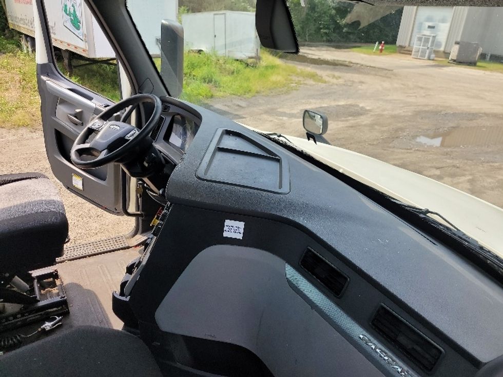 Day Cab Tractor-Heavy Duty Tractors-Freightliner-2019-T12664ST-Fitchburg-MA-440,788\n\t\tmiles-$ 47,500 - Image 13