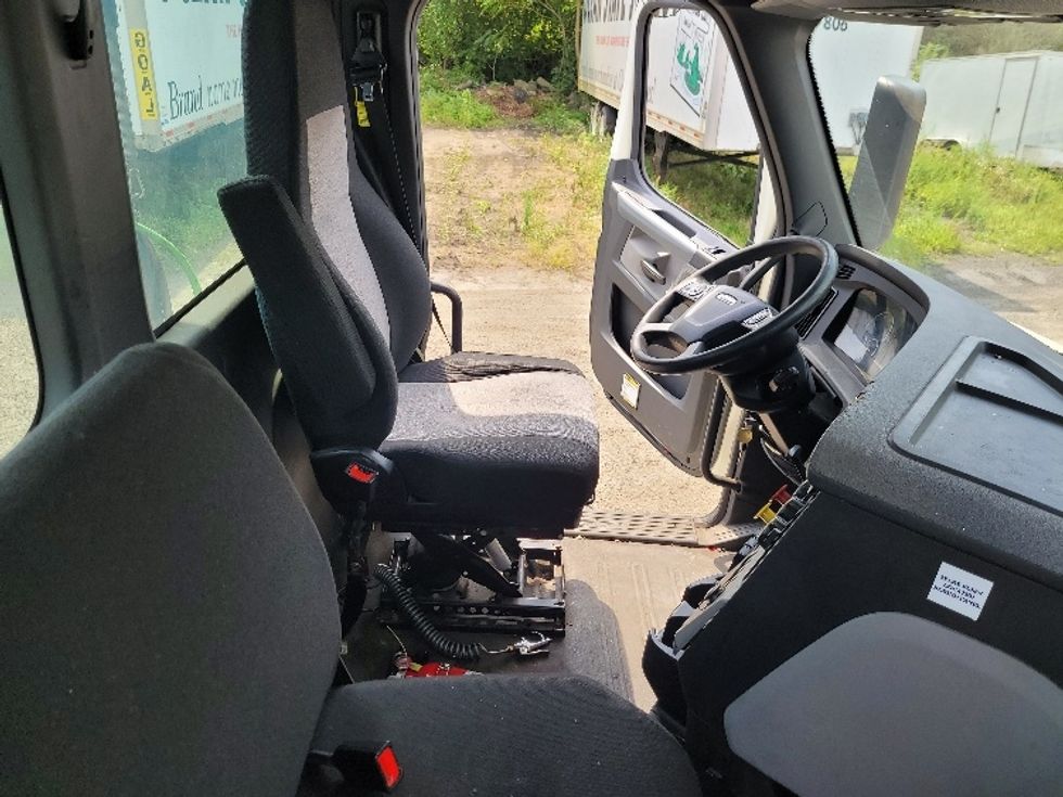 Day Cab Tractor-Heavy Duty Tractors-Freightliner-2019-T12664ST-Fitchburg-MA-440,788\n\t\tmiles-$ 47,500 - Image 14