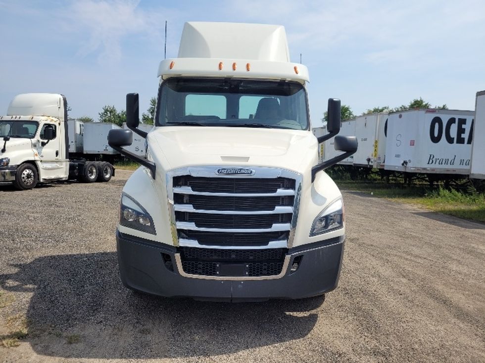 Day Cab Tractor-Heavy Duty Tractors-Freightliner-2019-T12664ST-Fitchburg-MA-440,788\n\t\tmiles-$ 47,500 - Image 2