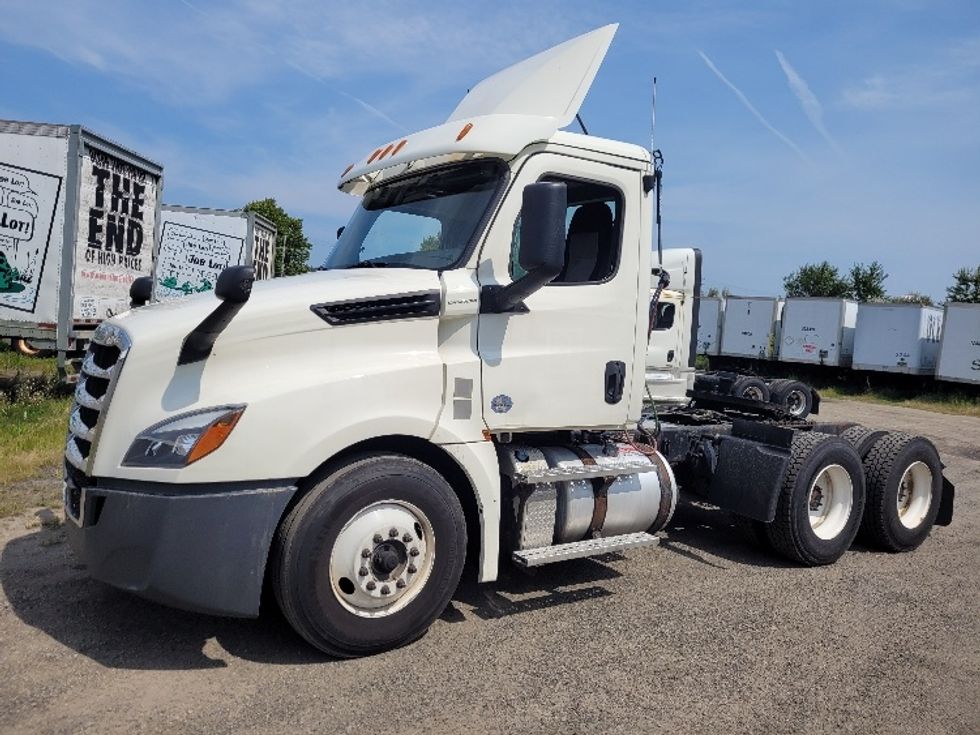 Day Cab Tractor-Heavy Duty Tractors-Freightliner-2019-T12664ST-Fitchburg-MA-440,788\n\t\tmiles-$ 47,500 - Image 3