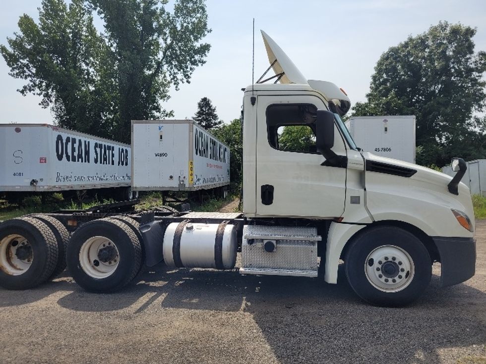 Day Cab Tractor-Heavy Duty Tractors-Freightliner-2019-T12664ST-Fitchburg-MA-440,788\n\t\tmiles-$ 47,500 - Image 8