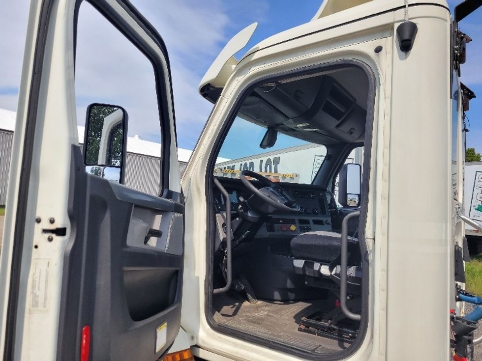Day Cab Tractor-Heavy Duty Tractors-Freightliner-2019-T12664ST-Fitchburg-MA-440,788\n\t\tmiles-$ 47,500 - Image 9