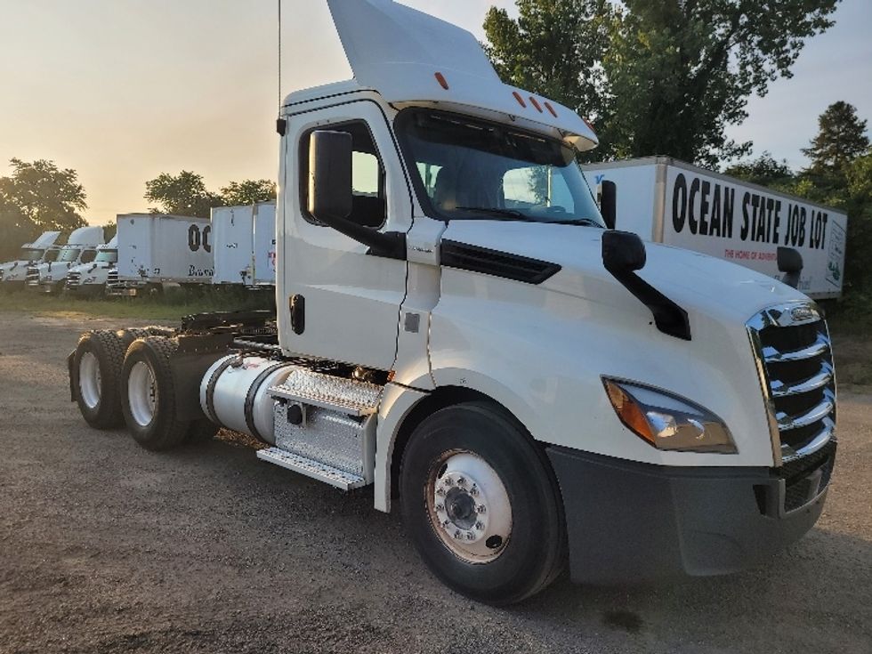 Day Cab Tractor-Heavy Duty Tractors-Freightliner-2019-T12664ST-Fitchburg-MA-442,792\n\t\tmiles-$ 47,500 - Image 1