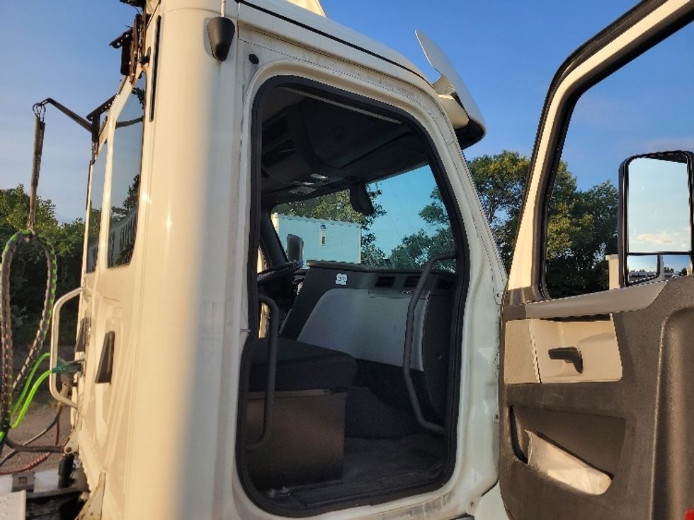 Day Cab Tractor-Heavy Duty Tractors-Freightliner-2019-T12664ST-Fitchburg-MA-442,792\n\t\tmiles-$ 47,500 - Image 11
